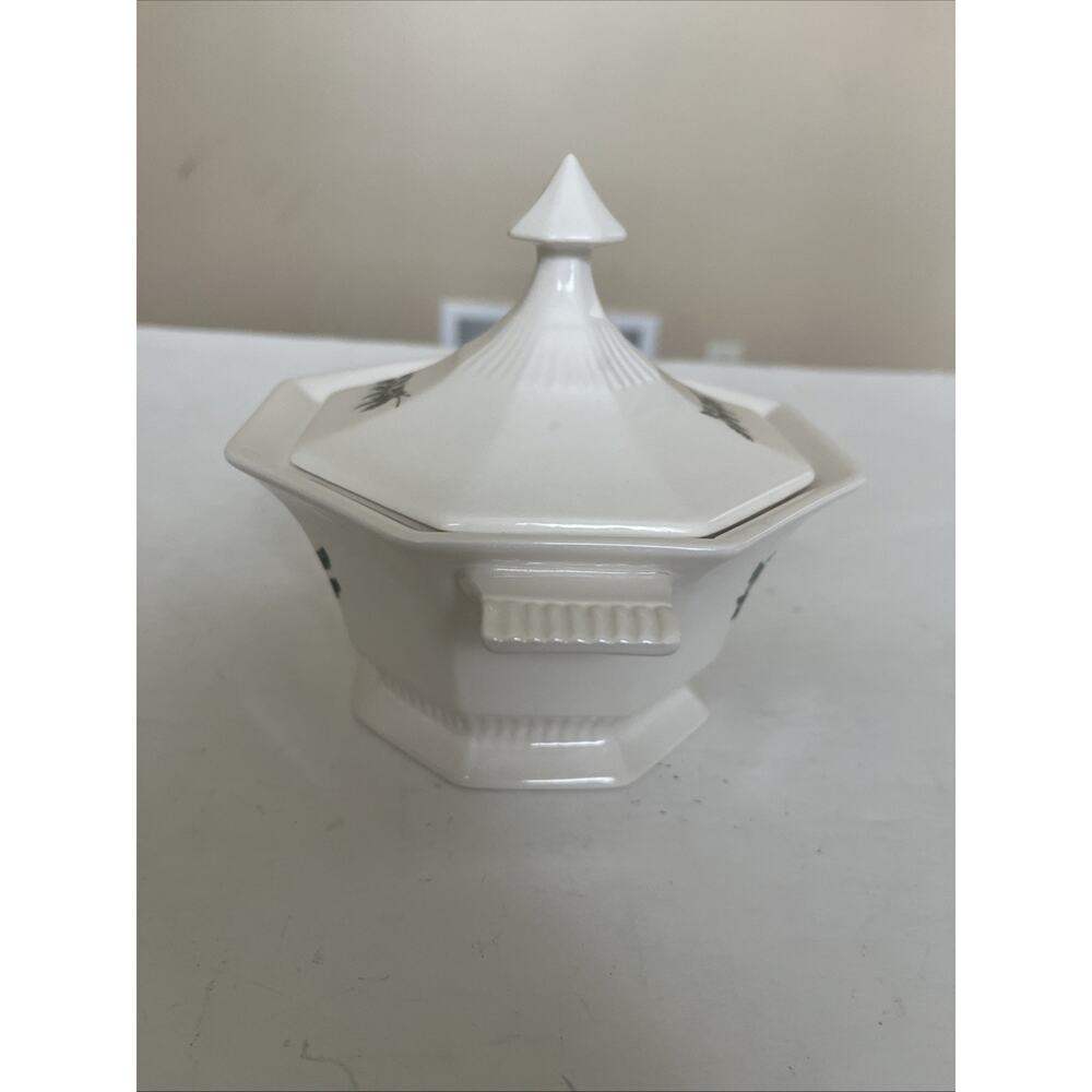 NIKKO CHRISTMASTIME GRAVY/SAUCE BOAT AND LID EXCELLENT!! - Picture 5 of 10